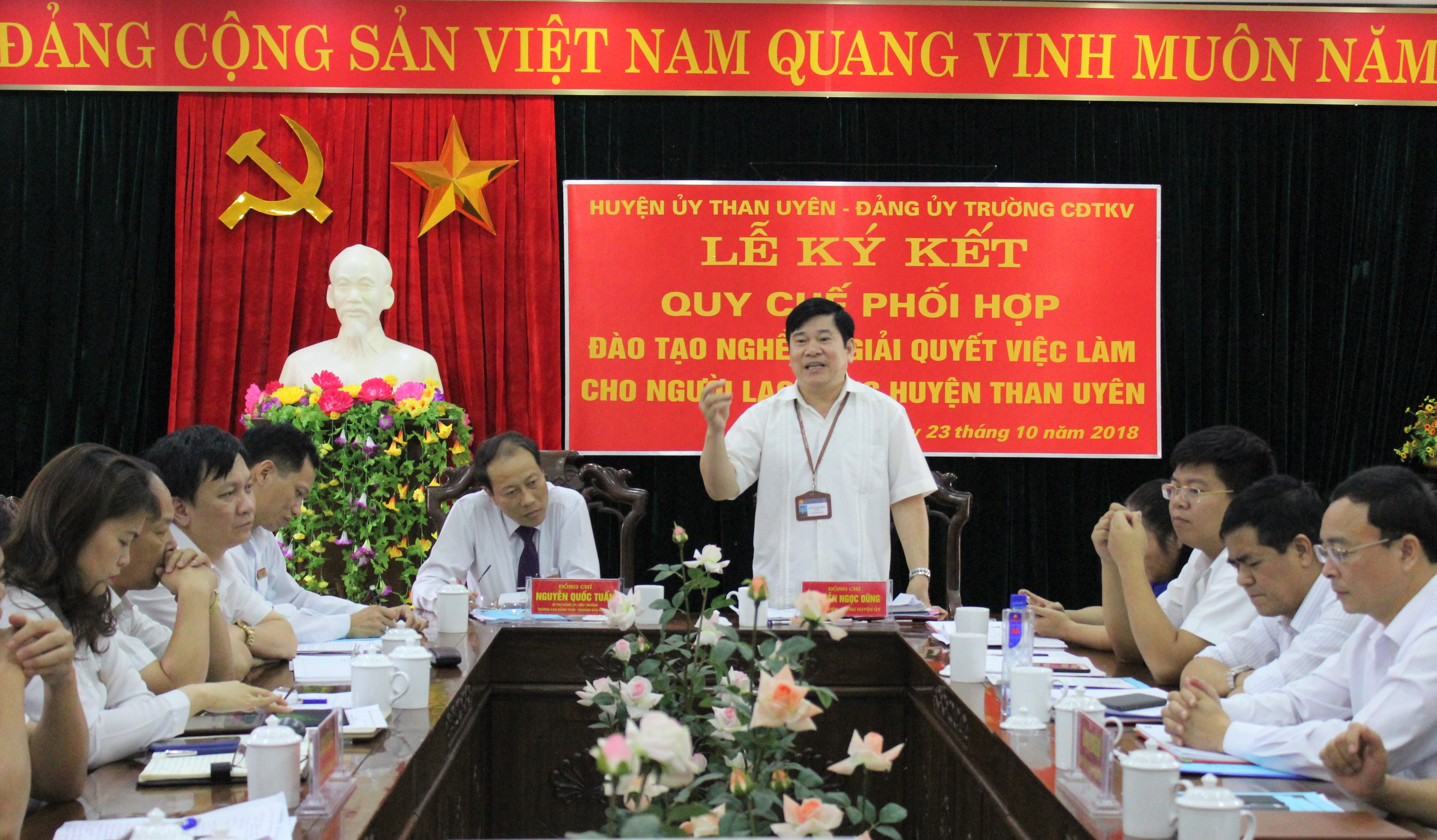 Đoàn công tác Nhà trường làm việc với Huyện ủy huyện Than Uyên