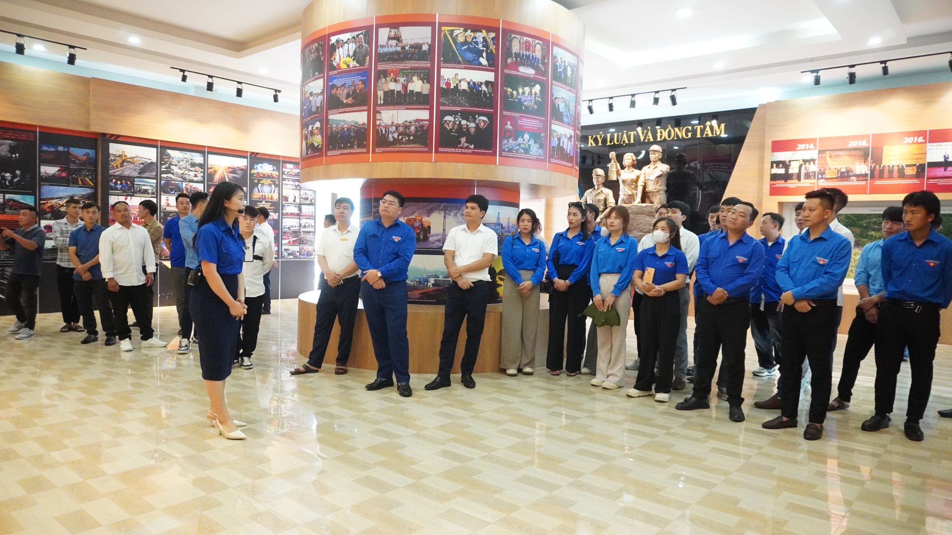 Đại biểu trao đổi về cơ hội việc làm cho thanh niên Lai Châu