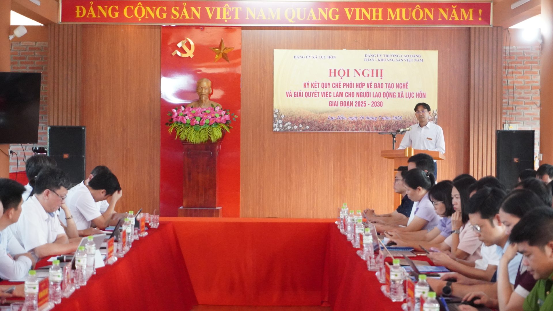 Đại biểu xã Lục Hồn, Nhà trường và doanh nghiệp trao đổi về đào tạo nghề